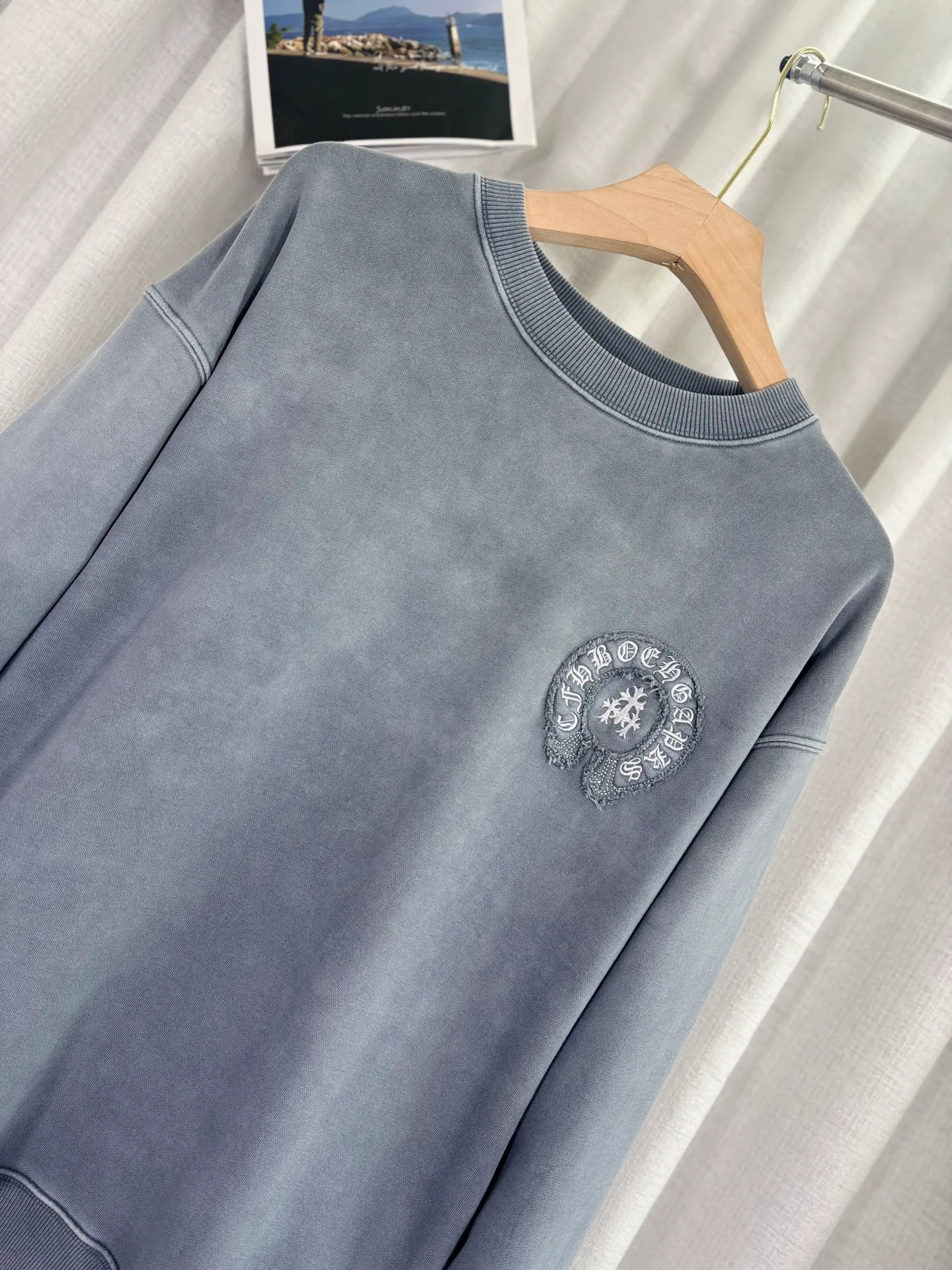 P280 top version, real shot without P, ​​different from market currency) 𝗖𝗵𝗿𝗼𝗺𝗲 𝗛𝗲𝗮𝗿𝘁𝘀/Cro Heart 2025 washed patch embroidery autumn and winter new original single counter American laser burnt 3D three-dimensional color embroidery couple casual sweatshirt 👑The highest version! Customized fabric 500g tripe terry fabric! American acid-washed and distressed original fabric laser burnt ✟appliqué embroidery and exquisite embroidery of letters! The best-selling model in the counter, very comfortable to wear. Accessories: original molded and authenticated collar label➕100% silk wash label. Genuine purchase-grade original hangtag➕matching hanging rope➕3D hanging beads➕original packaging bag. Craftsmanship: The original version has consistent wiring! The highest version of the armhole matching technique! Color: Blue Black Size: S M L XL Style No.: 1033